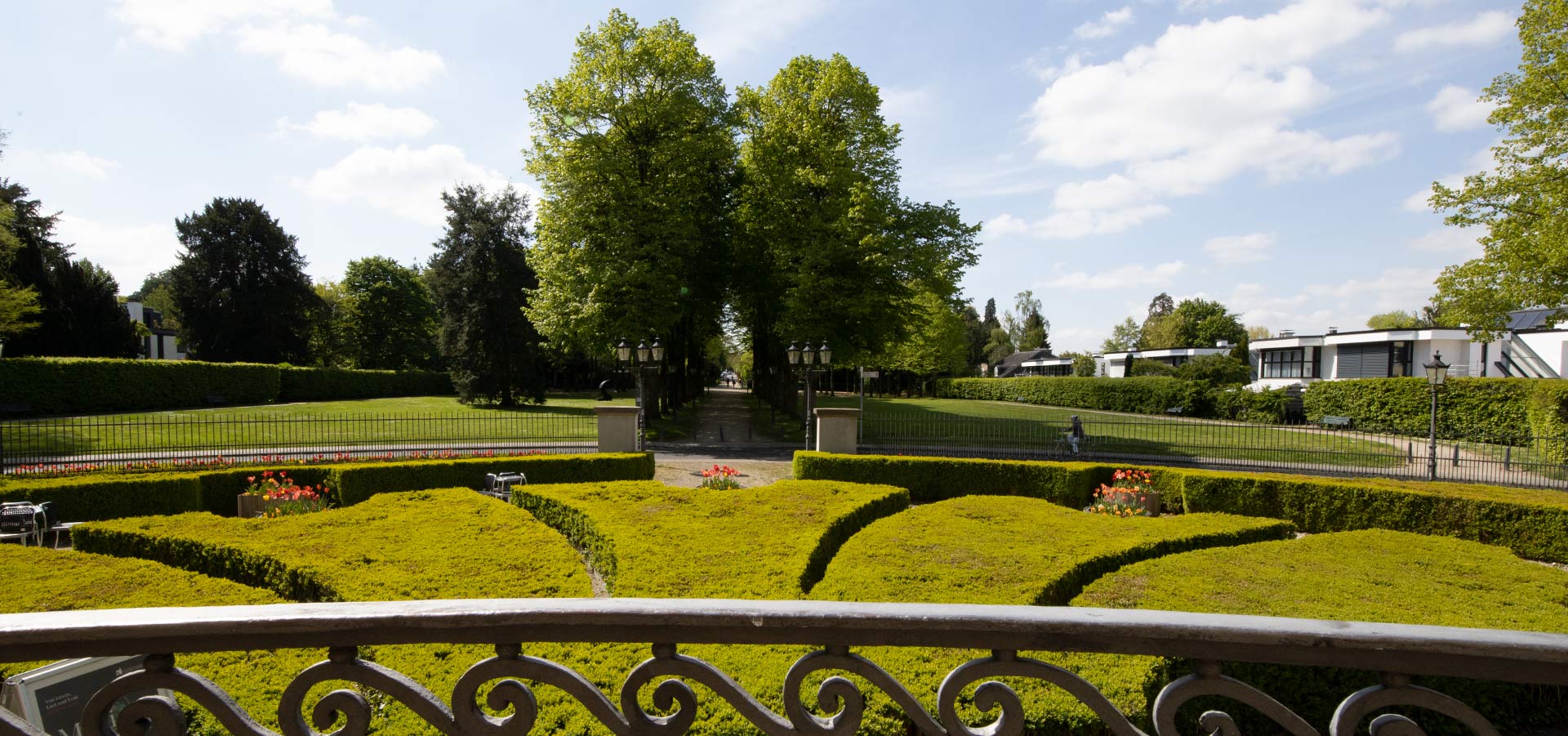 2 gemütliche Stühle aus dem Herrenhaus